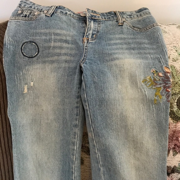 YOUNIQUE  distressed embroidered  front and back flare high waist - Picture 5 of 9